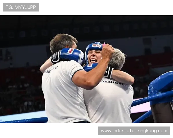 自由搏击对决中飞膝命中赢得胜利